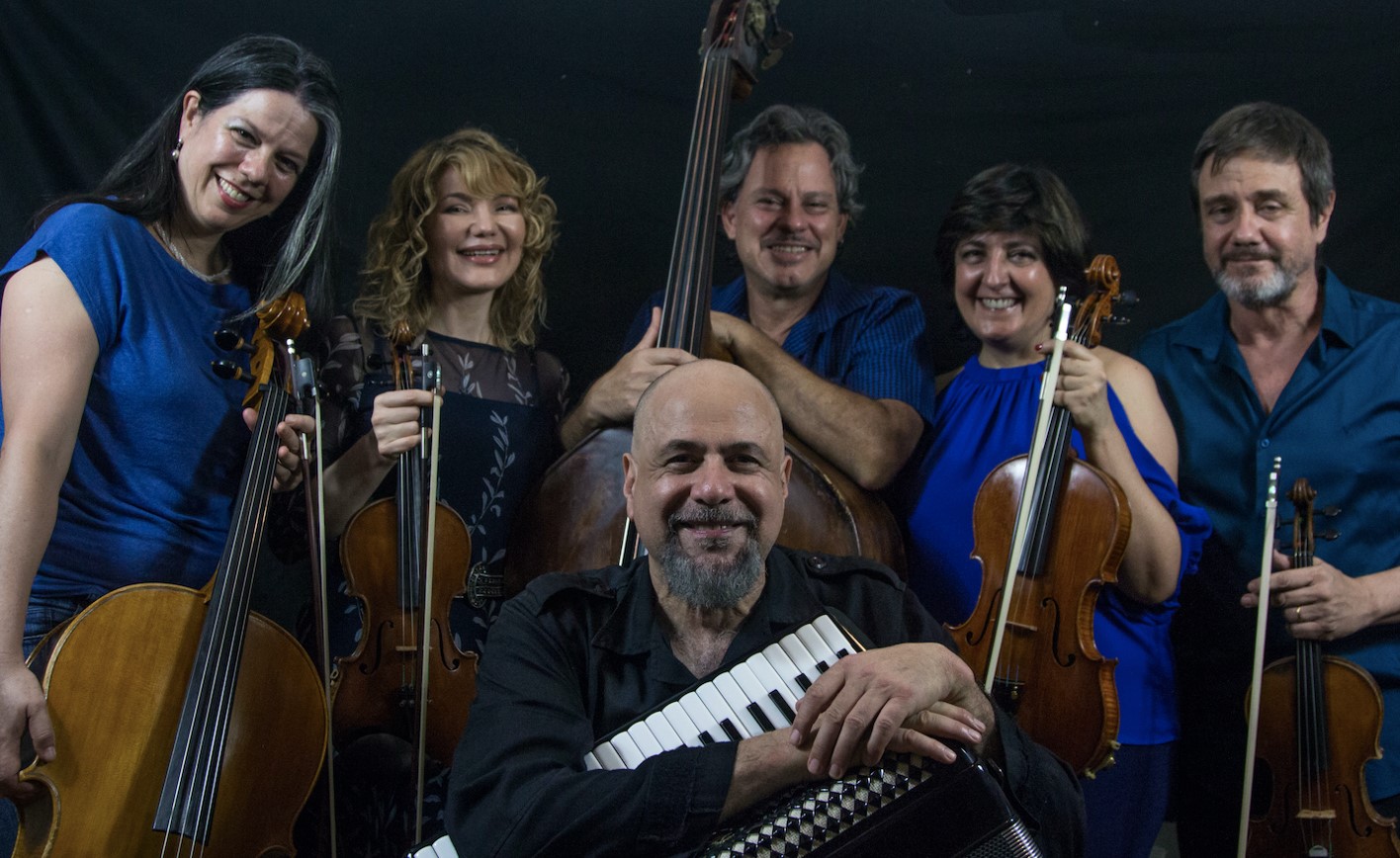 O acordeonista Toninho Ferragutti se apresenta nesta terça