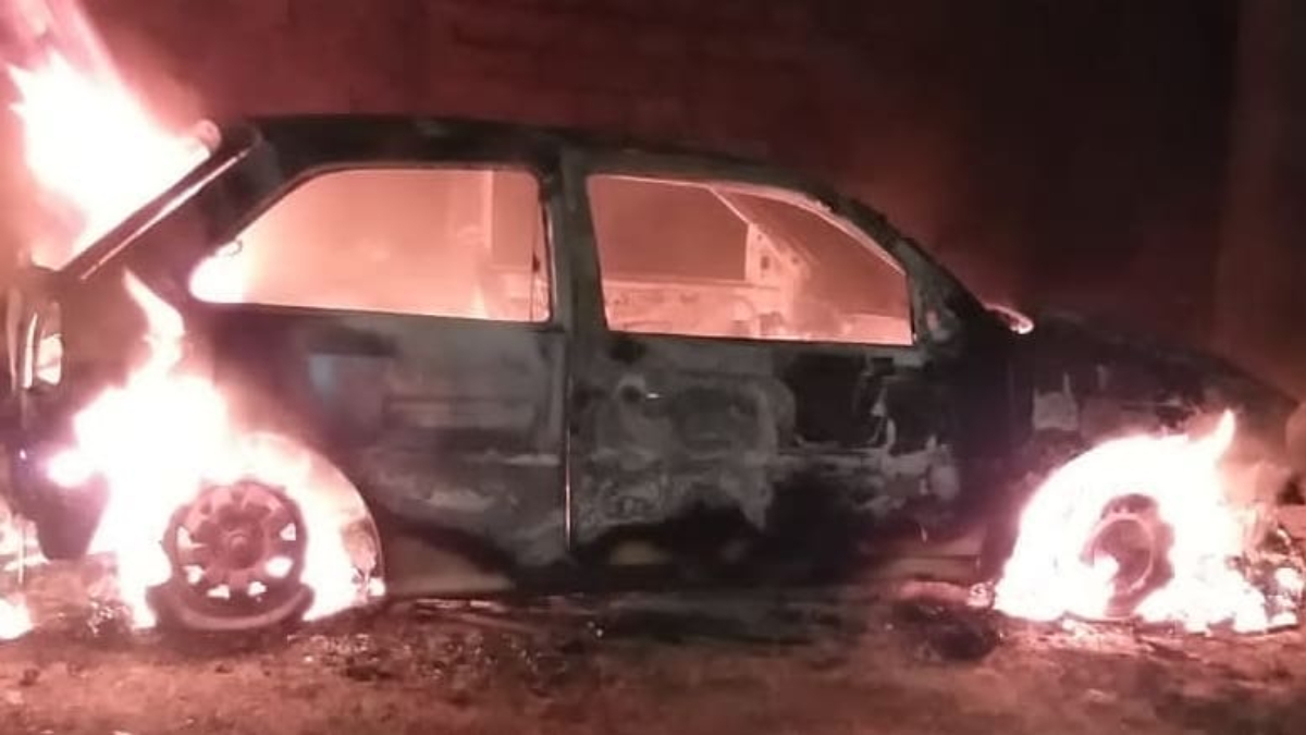 Carro em chamas. Foto ilustra: Carro fica destruído após pegar fogo enquanto família dormia, em Niquelândia