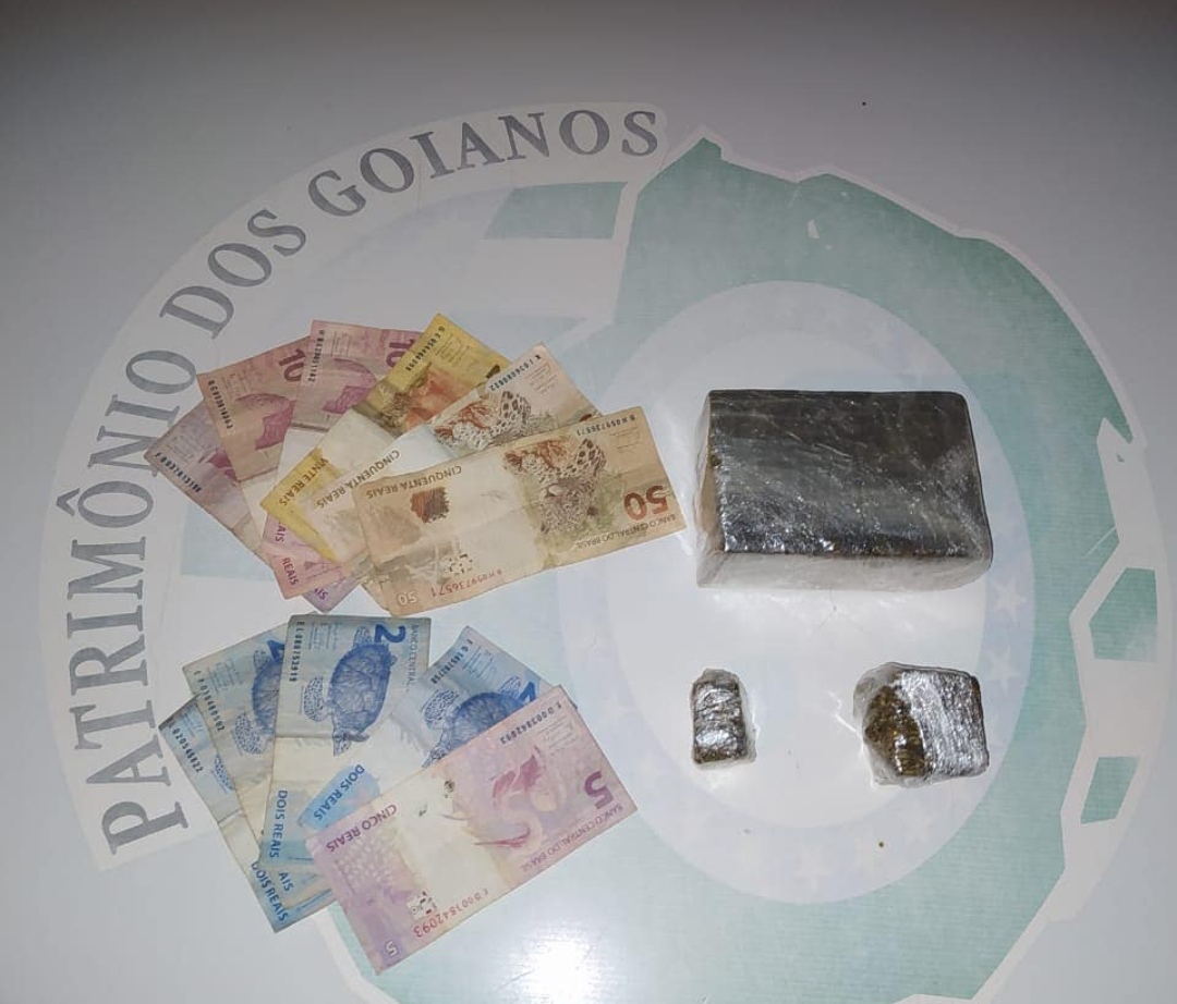 Dinheiro e maconha apreendidas pela PM em Aparecida