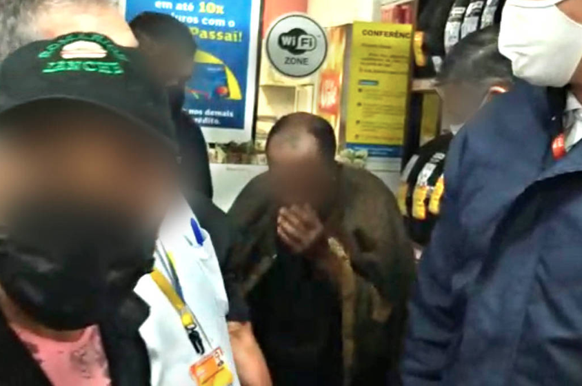 Luiz Carlos Silva rodeado por seguranças do Assaí Atacadista, em Limeira, no interior de SP - Divulgação