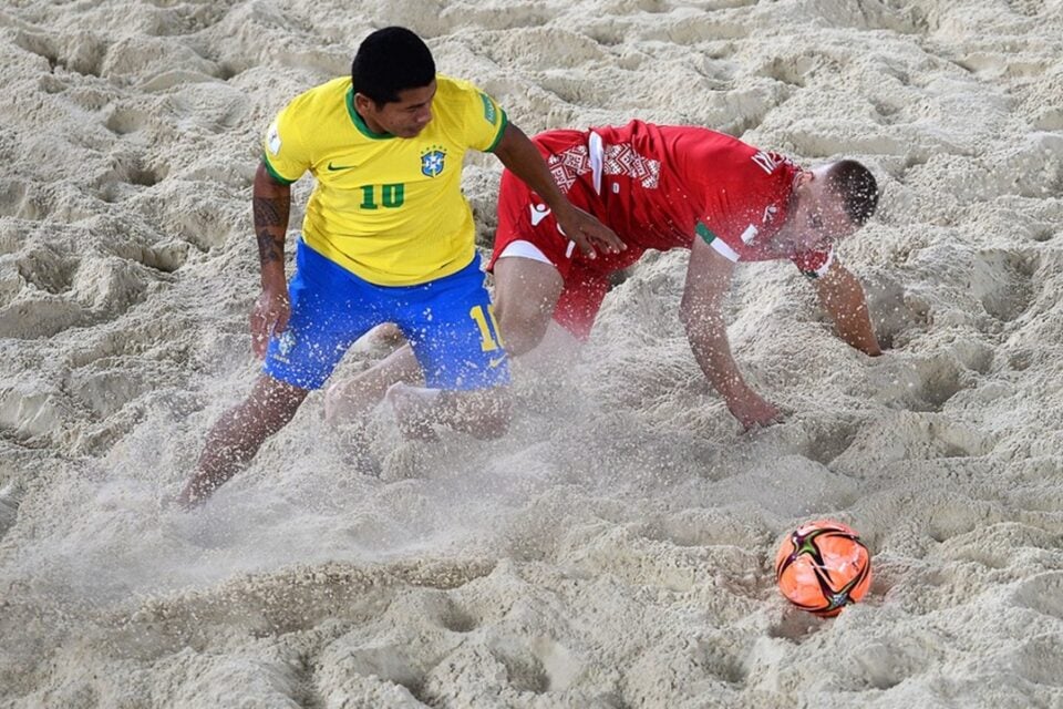 Datinha disputa bola com zagueiro de Belarus