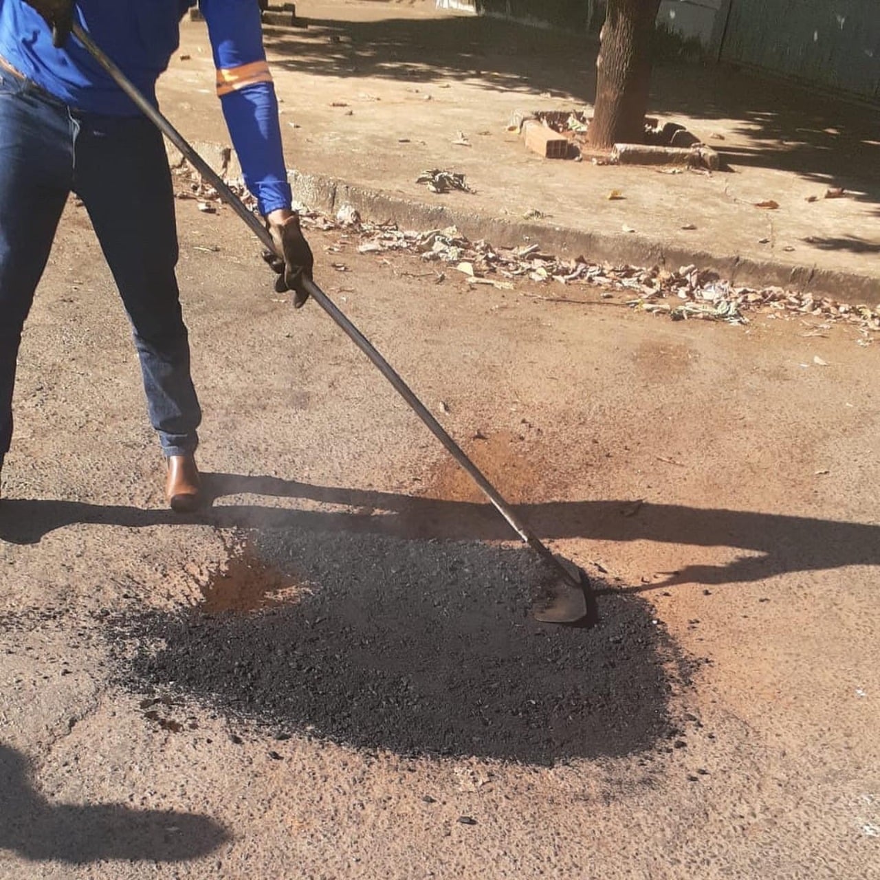 Buracos nas ruas de Goiânia. Reparo sendo feito pela Seinfra. (Foto: divulgação/Prefeitura)