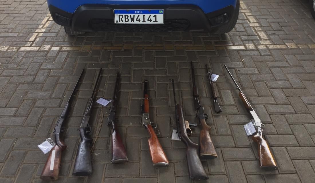 PM apreende 23 armas de fogo no setor Central, em Goiânia (Foto: Divulgação/PM)