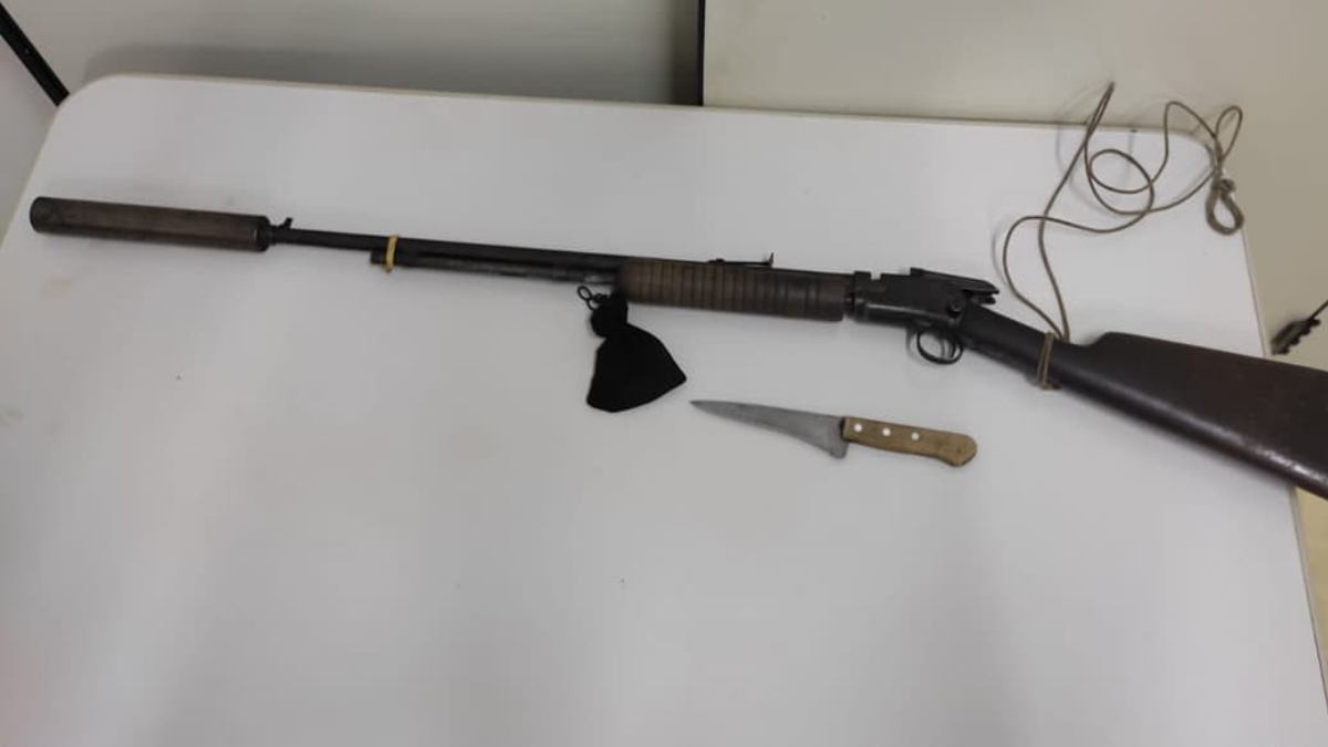 Rifle com munições e faca. Objetos foram apreendidos na casa de Suspeito de castrar 3 cães sem autorização em Jataí