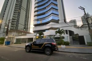 Viatura da Polícia Federal em frente a prédio - Operação contra desvios de recursos da Saúde