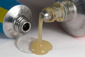 Homem morre após cobrir o pênis com adesivo epóxi por não ter camisinha na Índia