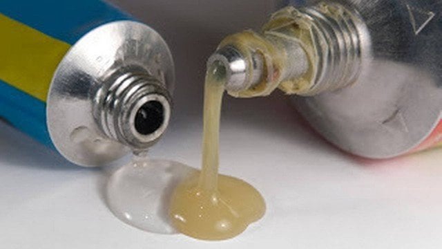 Homem morre após cobrir o pênis com adesivo epóxi por não ter camisinha na Índia