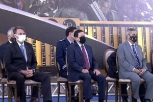 Bolsonaro em palco em Goiânia - Bolsonaro em Goiânia lembrou sua passagem pelo Exército e destacou a importância das Forças Armadas para democracia