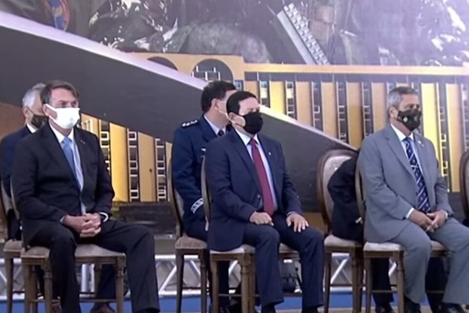 Bolsonaro em palco em Goiânia - Bolsonaro em Goiânia lembrou sua passagem pelo Exército e destacou a importância das Forças Armadas para democracia