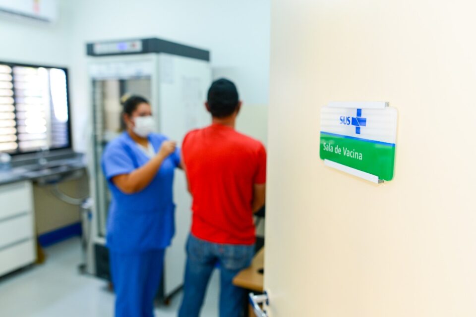 CORONAVÍRUS: Goiânia segue vacinando pessoas a partir de 18 anos contra Covid hoje, sexta-feira (27). Capital também aplica a 2ª dose. (Foto: Jucimar de Sousa/Mais Goiás)