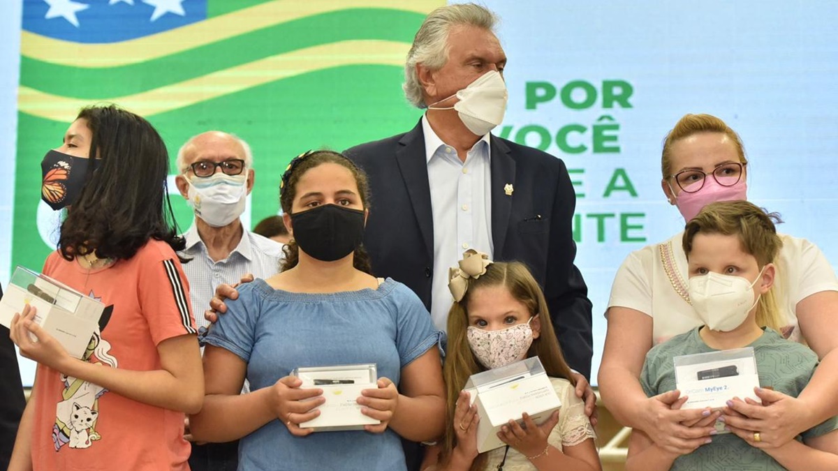 Governo de Goiás entrega 120 dispositivos de leitura para alunos com deficiência visual