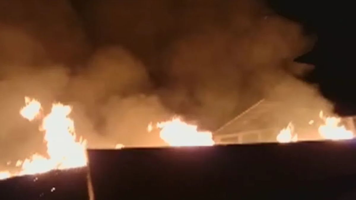 Incêndio deixa colégio estadual destruído no Bairro Floresta, em Goiânia (Foto: Reprodução - Leitor)