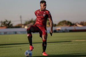 Wanderson domina a bola em treino no Atlético-GO