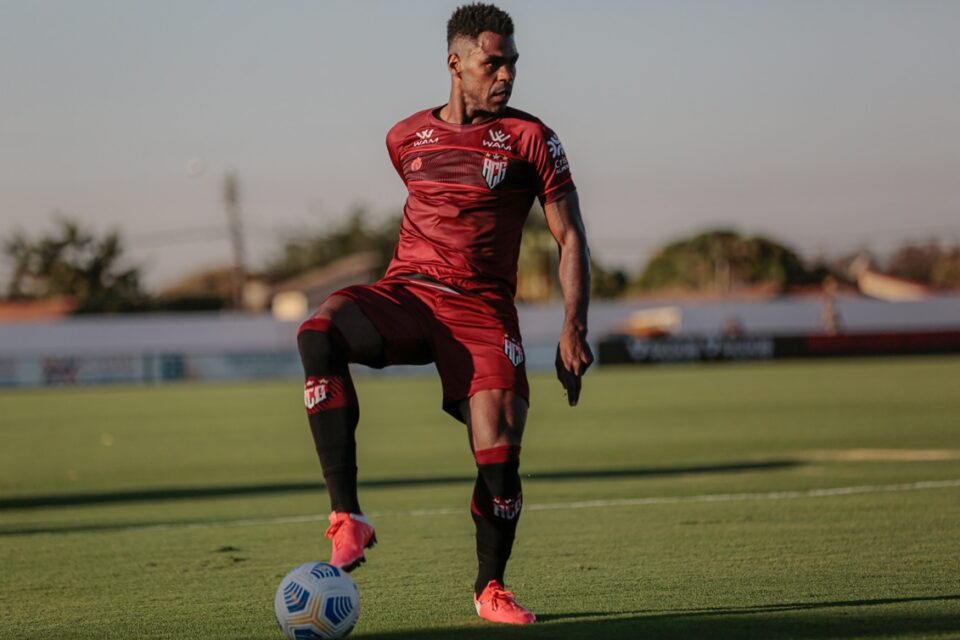 Wanderson domina a bola em treino no Atlético-GO
