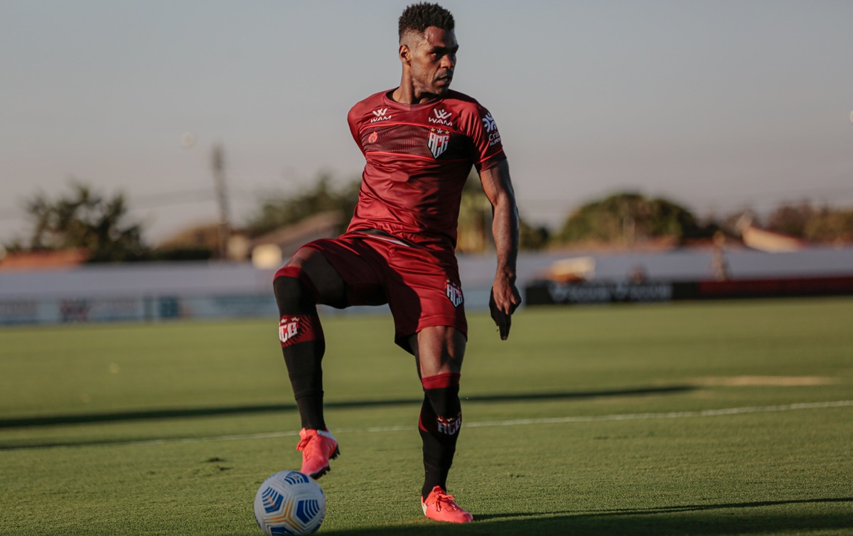 Wanderson domina a bola em treino no Atlético-GO