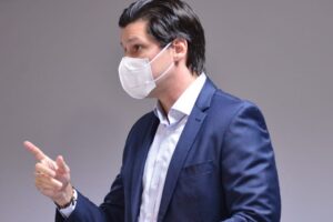 Daniel Vilela com máscara e dedo em riste apontando para a esquerda - Segundo ele MDB precisa avaliar o que pode perder com candidatura própria