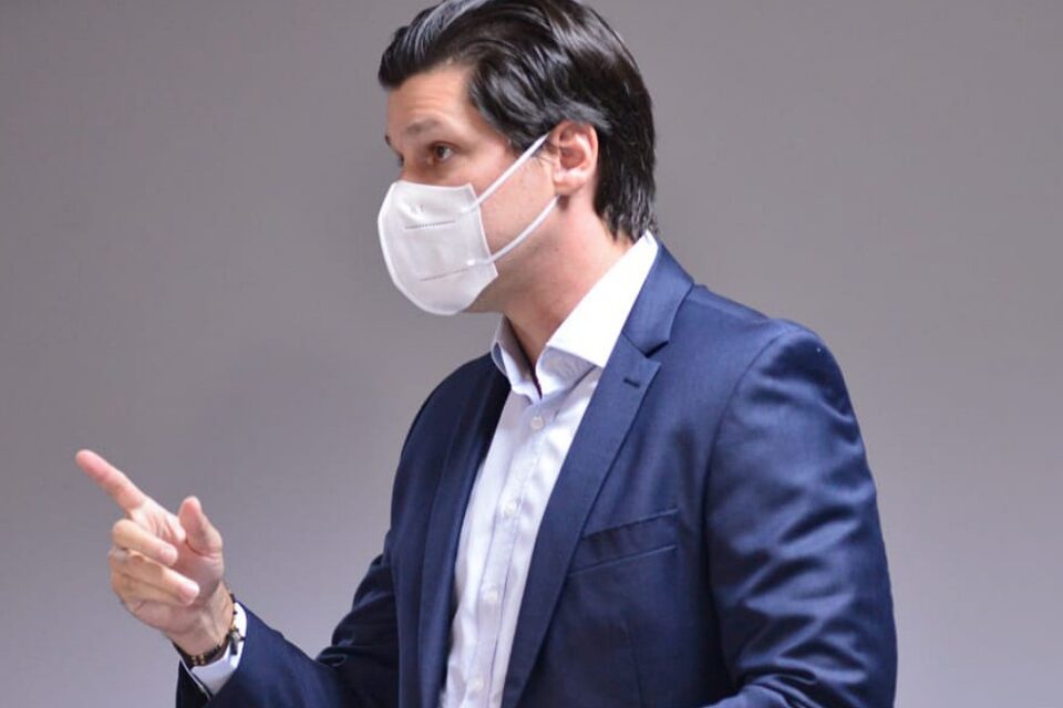Daniel Vilela com máscara e dedo em riste apontando para a esquerda - Segundo ele MDB precisa avaliar o que pode perder com candidatura própria
