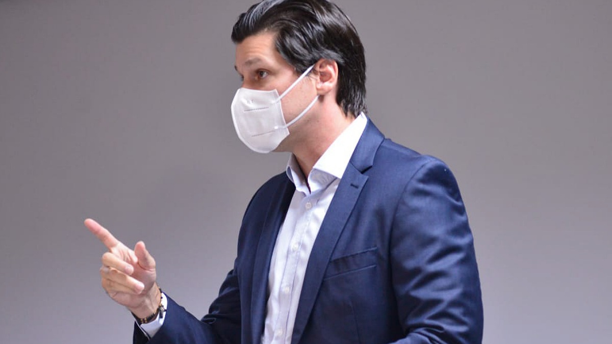 Daniel Vilela com máscara e dedo em riste apontando para a esquerda - Segundo ele MDB precisa avaliar o que pode perder com candidatura própria