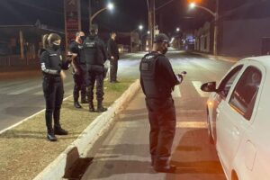 Imagem da fiscalização em que casal foi flagrado fazendo sexo oral em Anápolis