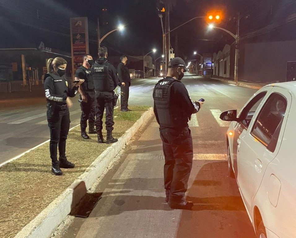 Imagem da fiscalização em que casal foi flagrado fazendo sexo oral em Anápolis