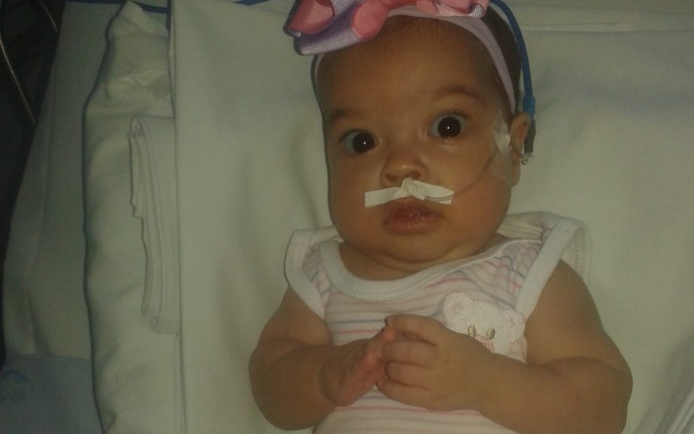 A bebê tinha problema cardíaco e precisava estar conectada a aparelho de respiração para sobreviver (Foto: Graziela Ribeiro/Arquivo Pessoal)