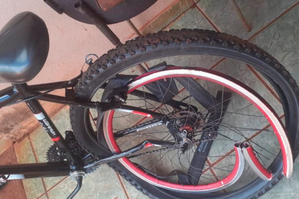 Bicicleta danificada pelo atropelamento da PM (Foto: Arquivo pessoal/Odilon Ancelmo da Silveira Neto)