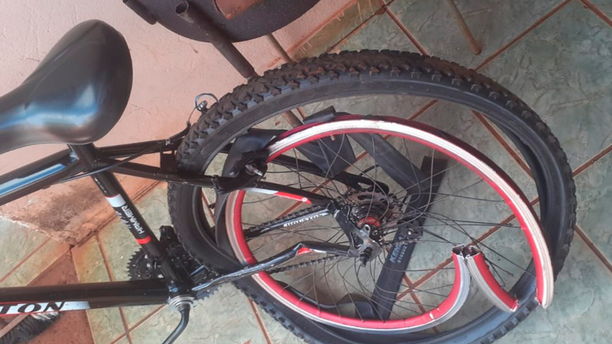 Bicicleta danificada pelo atropelamento da PM (Foto: Arquivo pessoal/Odilon Ancelmo da Silveira Neto)