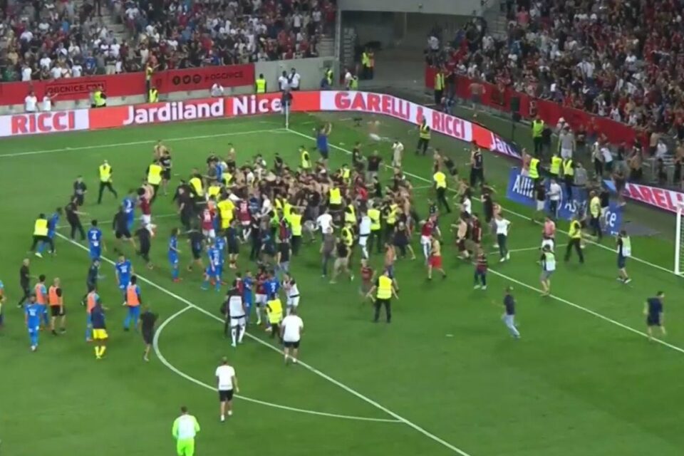 Imagem que ilustra a matéria Jogo do Campeonato Francês é interrompido por invasão de torcedores ao gramado