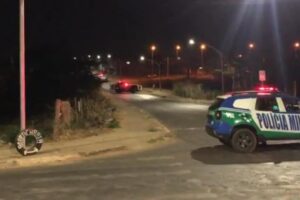 Um homem suspeito de tráfico de drogas morreu em confronto com a Polícia Militar (PM), em Caldas Novas, na noite de sábado (28). (Foto: reprodução/Alan Cassio)
