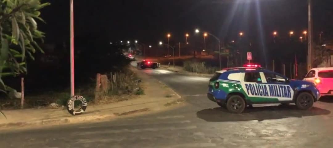 Um homem suspeito de tráfico de drogas morreu em confronto com a Polícia Militar (PM), em Caldas Novas, na noite de sábado (28). (Foto: reprodução/Alan Cassio)