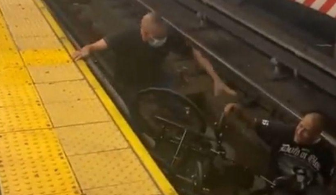 Homem pula nos trilhos do metrô para salvar cadeirante em NY; veja