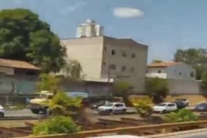 Mulher morre ao ter moto esmagada por caminhão na Marginal Botafogo, em Goiânia