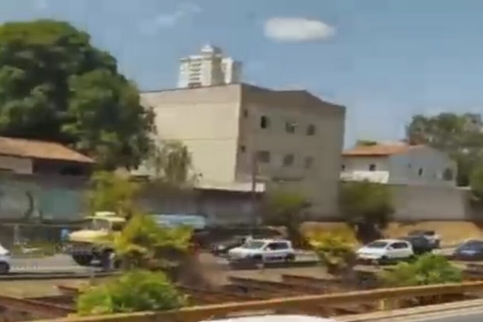 Mulher morre ao ter moto esmagada por caminhão na Marginal Botafogo, em Goiânia