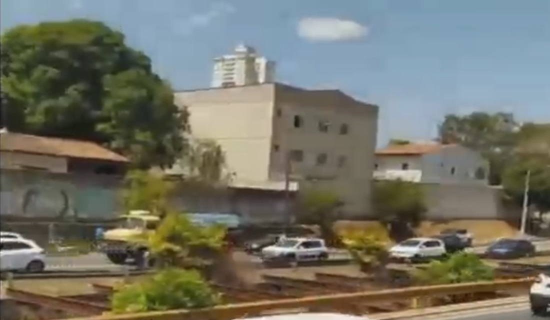 Mulher morre ao ter moto esmagada por caminhão na Marginal Botafogo, em Goiânia