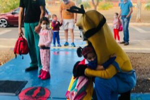 Um pai se fantasiou de 'minion' para levar filha a Cmei no 2º dia de aulas presenciais em Goiânia. O caso ocorreu nesta terça-feira (17). (Foto: reprodução)