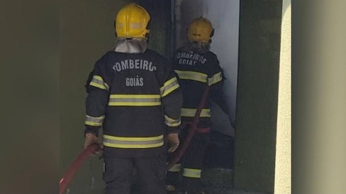 Despensa de casa fica destruída por incêndio após criança atear fogo, em Trindade