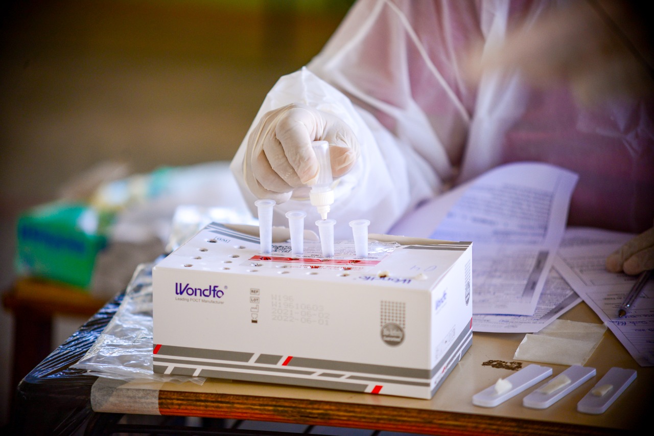 Agente de saúde realiza teste de Covid-19 para determinar casos da variante delta em Goiás