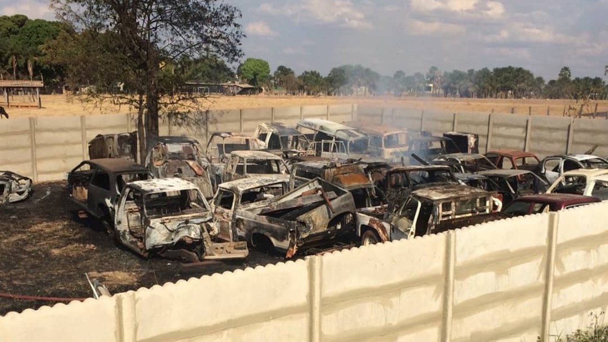 Sucatas e peças queimadas - Um incêndio iniciado em vegetação deixou 15 carros destruídos em lote de Goianésia. Caso ocorreu no Bairro Carrilho. Bombeiros contiveram