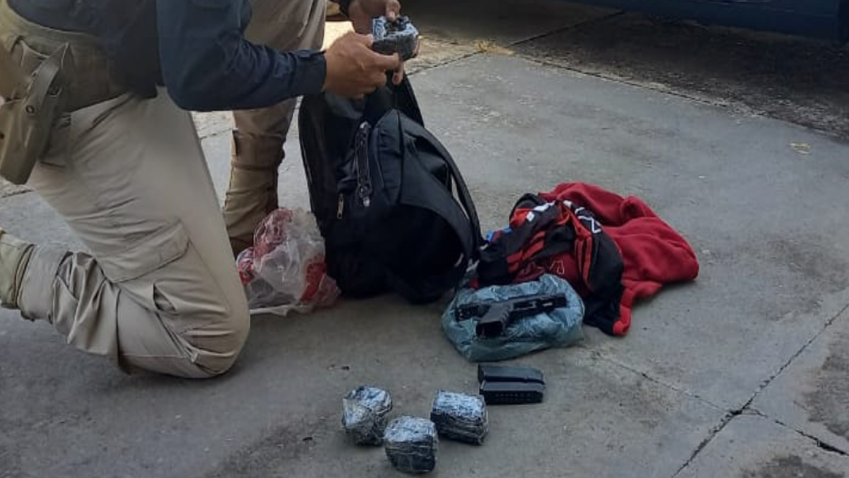 Imagem mostra drogas encontradas em mochila de passageira. Foto ilustra chamada: Suspeita é presa pela terceira vez por tráfico de drogas na BR-060, em Goiânia