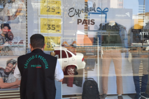 Fiscais do Procon em ação (Foto: Prefeitura de Goiânia)