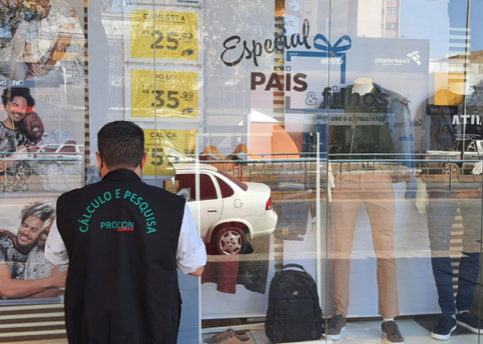 Fiscais do Procon em ação (Foto: Prefeitura de Goiânia)