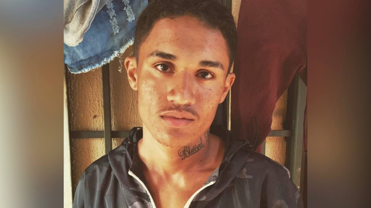 Foto mostra jovem rapaz, com curto bigode olhando para a câmera. Ele é suspeito de um assalto à ônibus na cidade de Luziânia, interior de Goiás