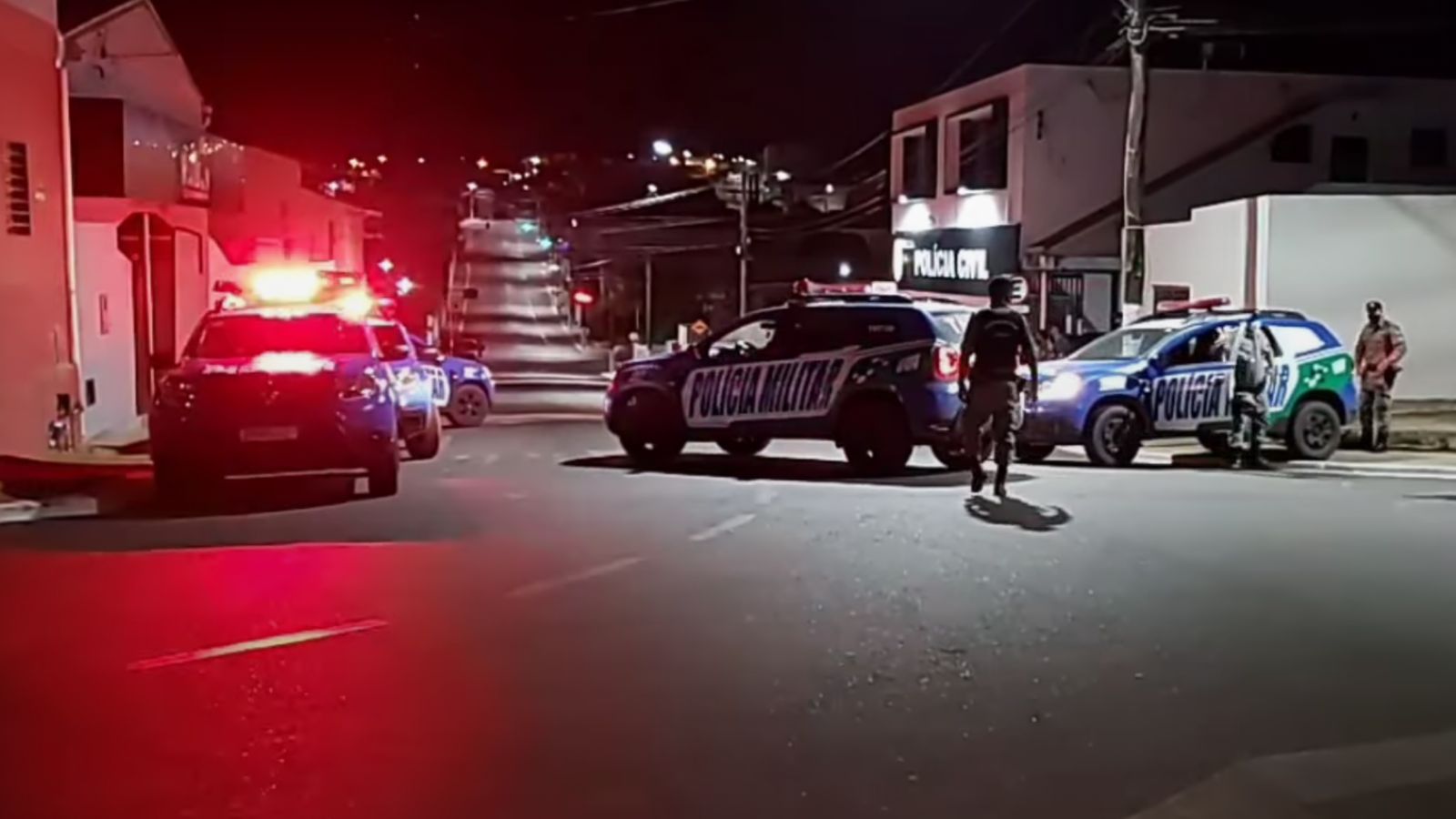 Imagem mostra viatura durante abordagem - Em 24h, confrontos com a PM deixam 4 mortos em Goiânia, Trindade, Luziânia e Catalão
