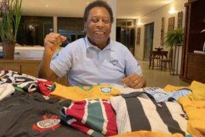 Pelé mostra coleção de camisas