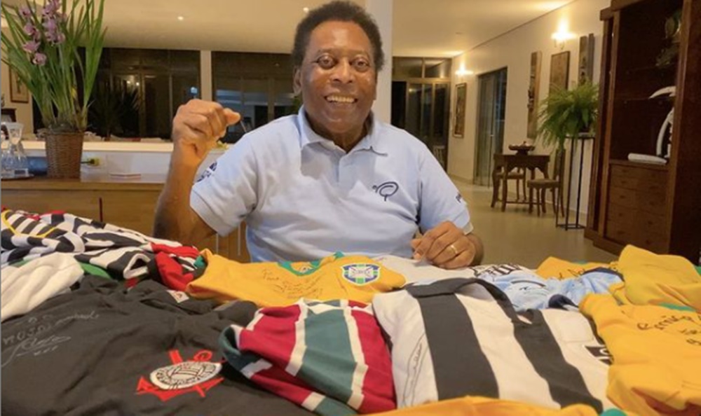 Pelé mostra coleção de camisas