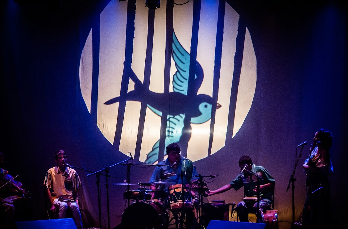 A peça integra o Em Casa Com Sesc