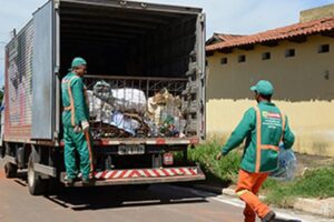 Caminhão de coleta de lixo em Aparecida