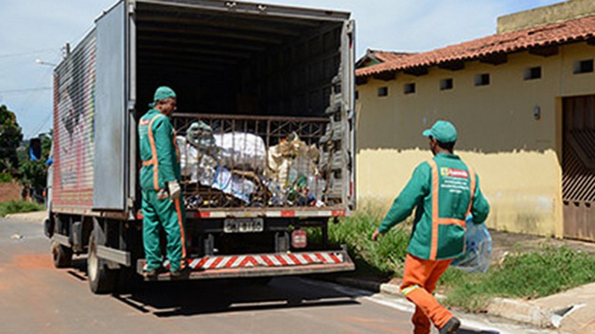 Caminhão de coleta de lixo em Aparecida