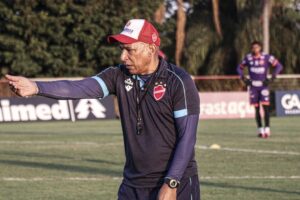 Hemerson Maria treina o Vila Nova