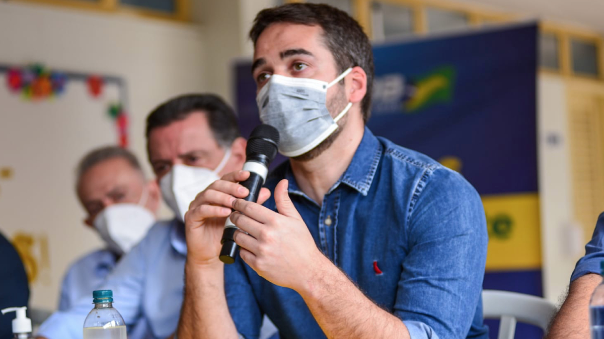 Eduardo Leite (PSDB), primeiro governador reeleito do RS, toma posse